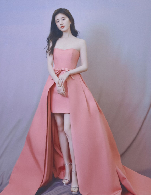 赵露思穿上了一条粉色的长裙,不仅秀出了自己的好身材,而且还让自己看