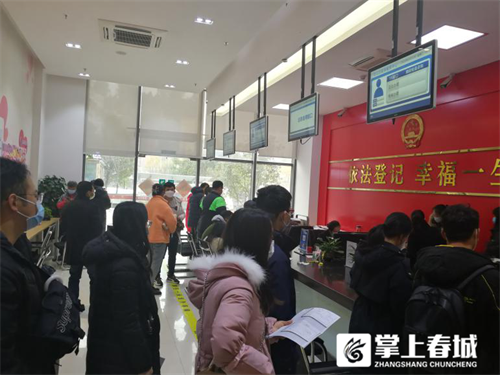 凌晨2点就来排队今天共有181对新人在西山区登记结婚