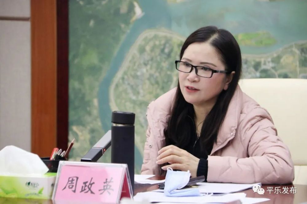 周政英主持召开县委常委扩大会