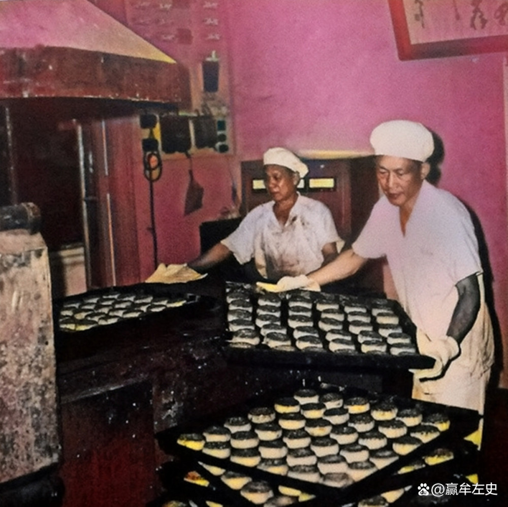 80年代的上海,一家点心铺子里,师傅们烤好的月饼正好新鲜出炉了.