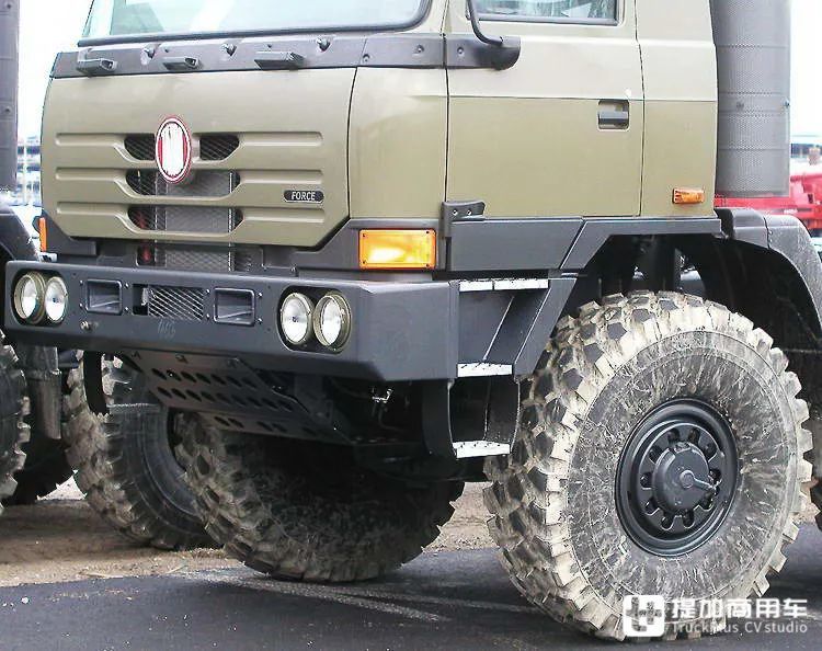 车辆的驾驶室采用了普通的t815卡车驾驶室,这个驾驶室已经在太脱拉的