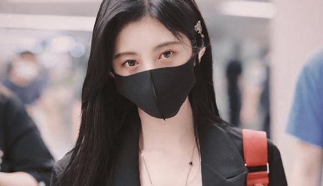 鞠婧祎不愧是四千年美女,无论是御姐风高冷,还是甜美风都能驾驭