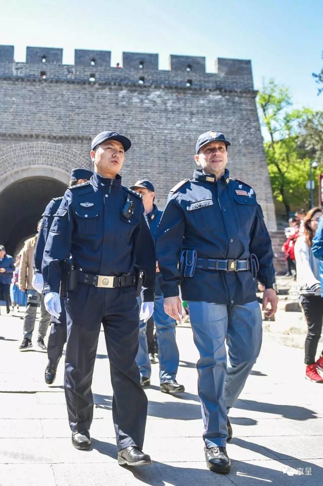 4名意大利警察在长城巡逻 不携带武器(高清组图)