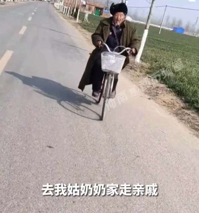 100岁老人骑自行车驮着礼物去80岁闺女家走亲戚
