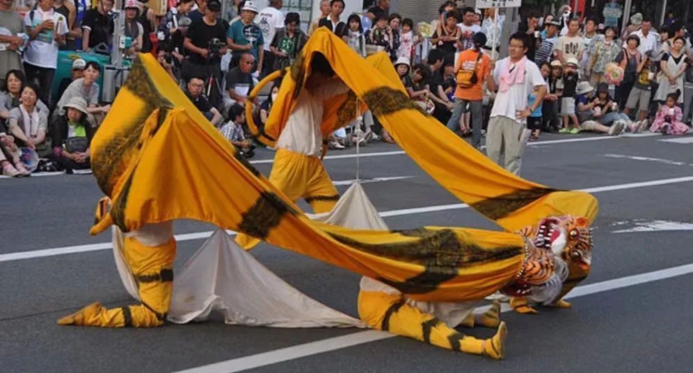 日本平安时代曾盛行扮演人骑虎的游艺表演,可能是中国汉代象人斗虎