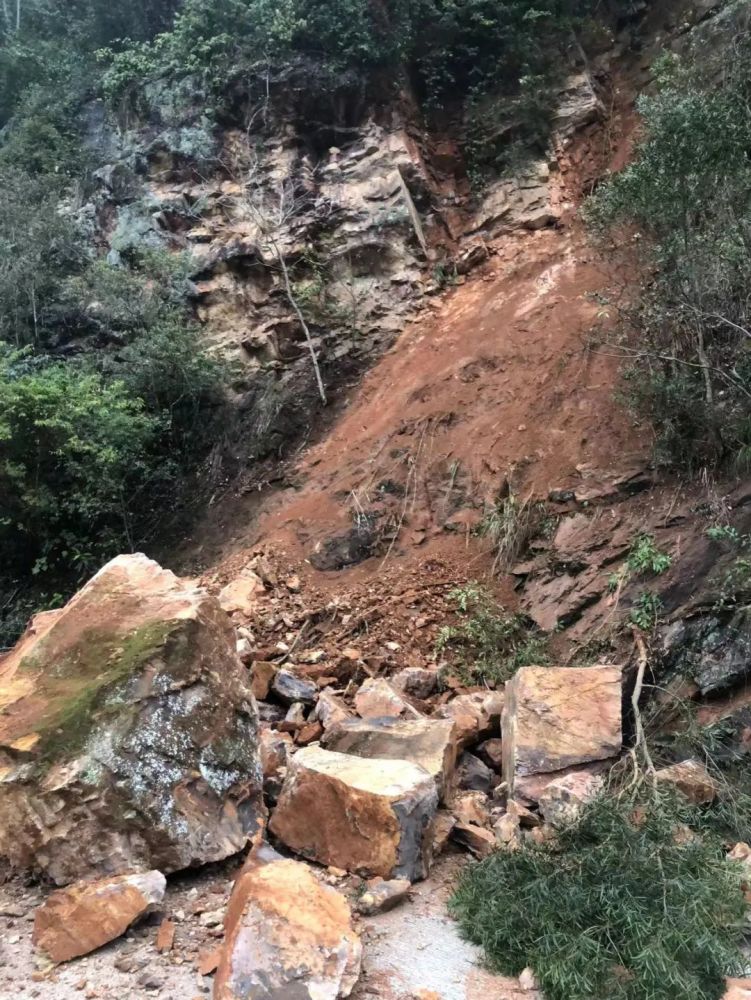 受连续降雨影响漳州这个路段突发山体落石