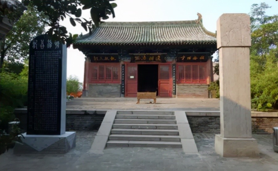 1300年,商王盘庚迁都殷城(今安阳城区的小屯,在这里连续传了八朝十二