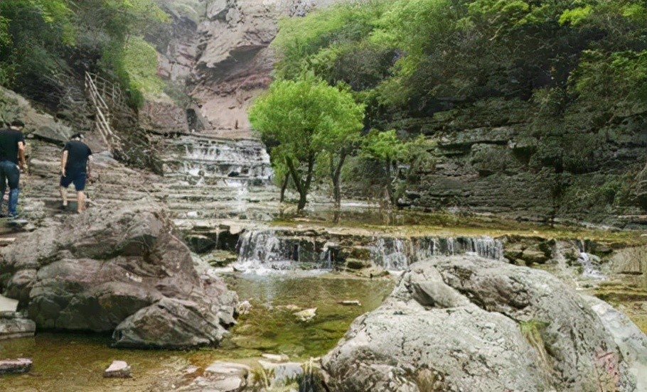 河南是太行山最美丽的地方,刀斧式的悬崖,灵巧的瀑布,神秘的峡谷,南