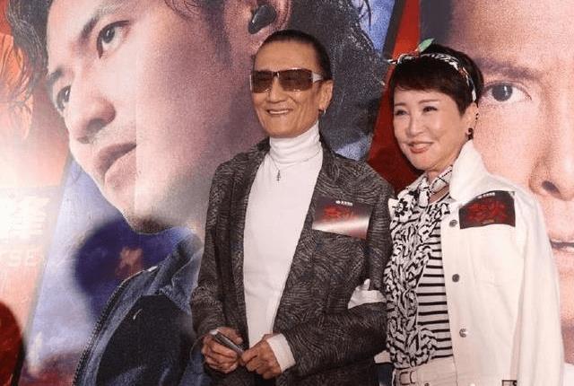 谢霆锋母亲与两任丈夫聚餐与前任谢贤挨坐还当老公面亲其脸颊