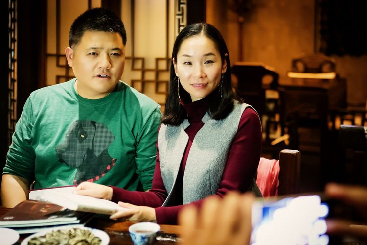 已经收入不菲的樊登与妻子,儿子的相处十分轻松,他并不要求妻子做全职