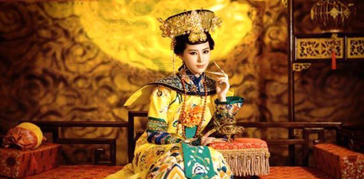 在孝贤皇后尚未进入弘历(乾隆未登基前名讳)府邸时,哲悯皇贵妃富察氏