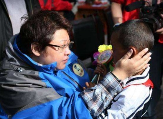 再后来,韩红又去看望了潘子灏那个孩子,带着满心的怜惜,她对那个孩子