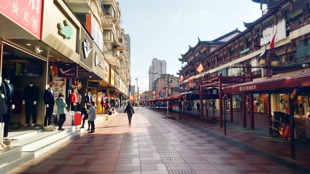 上海浦东有一个镇俗称小上海里面的步行街干脆就叫小上海步行街