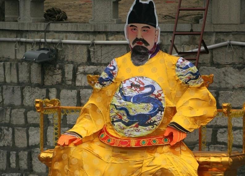 朱元璋朱重八幼时家境贫困,父母都是被饿死的,后为地主放牛,再入皇觉