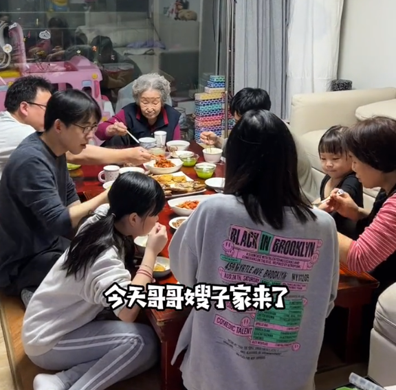 湖南妹子嫁韩国8人聚餐吃3条鱼1人吃饭4个碗网友可怜