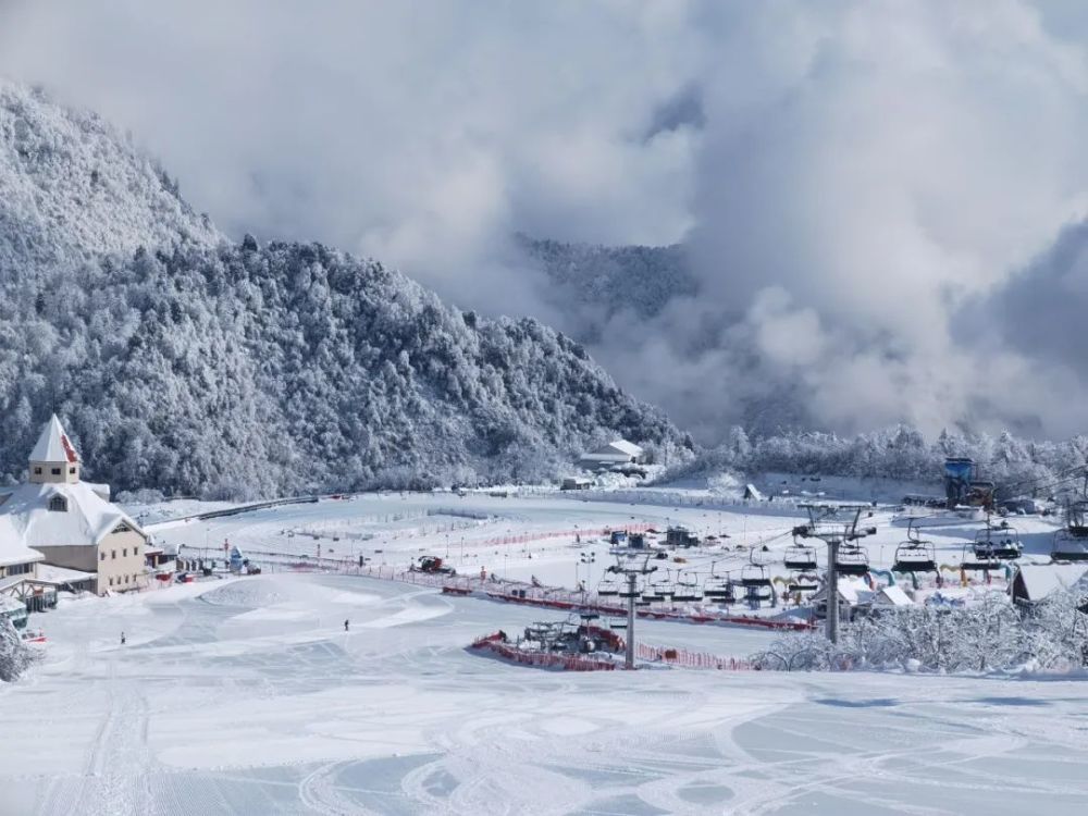 火爆正体现着东奥的冰雪热这个冬天,西岭雪山着实"火爆"比去年同期增