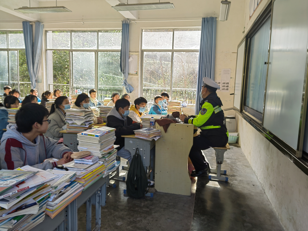 ▼正安交警走进正安县第六中学,格林中学,四点半学校▼习水交警走进