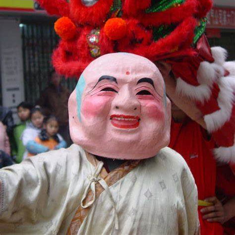 用灵芝把狮子引上楼台,降服了狮子,大头佛与醒狮表演融合在一起,非常