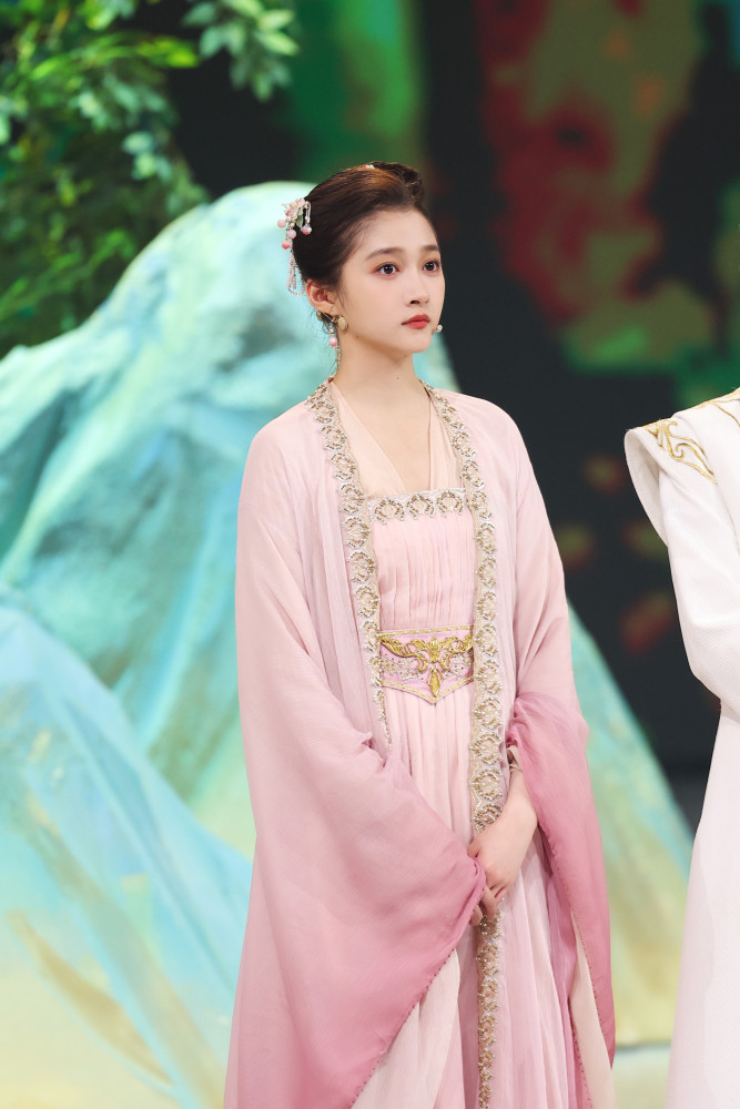 关晓彤古风写真折扇下的美人裙舞飞扬寻找宋韵之美