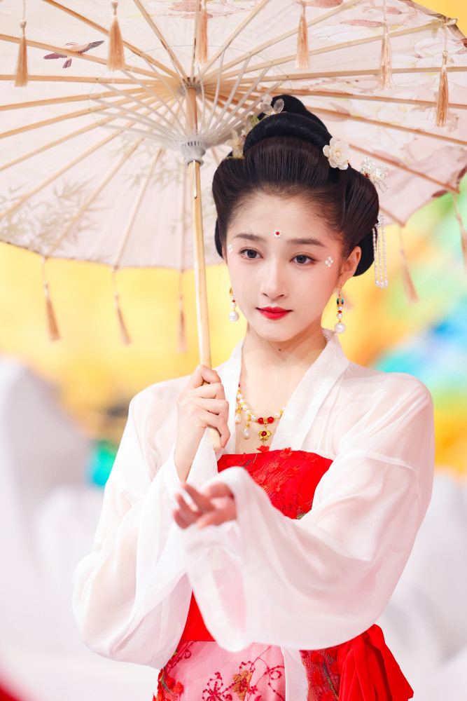 关晓彤古风写真折扇下的美人裙舞飞扬寻找宋韵之美