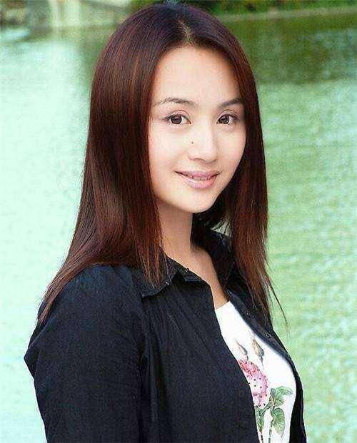 曹颖饰演的为了男友的理想而牺牲自我梦想的那个纯真善良的北大女孩