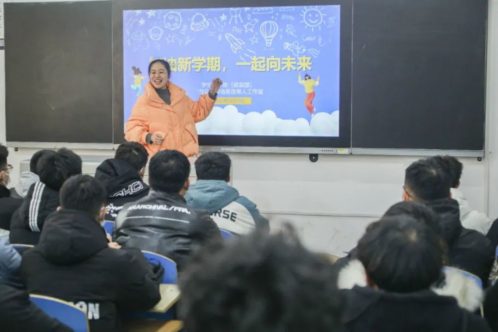 学工人护航新学期一起向未来