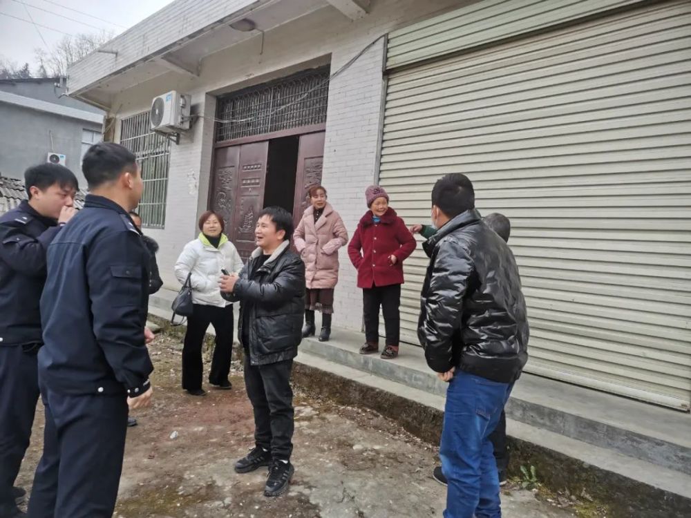 2月中旬,一幕亲人团聚的感人场景,在镇巴县碾子镇上演.