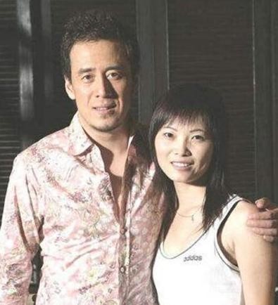 杨坤成名前靠前女友养活成名后养活全家50岁仍未婚