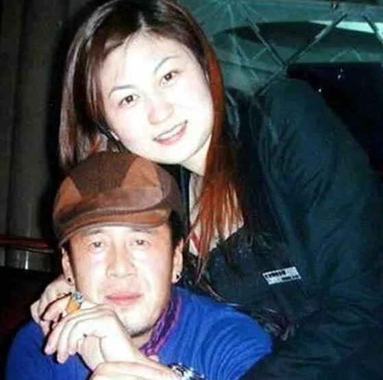 杨坤成名前靠前女友养活成名后养活全家50岁仍未婚