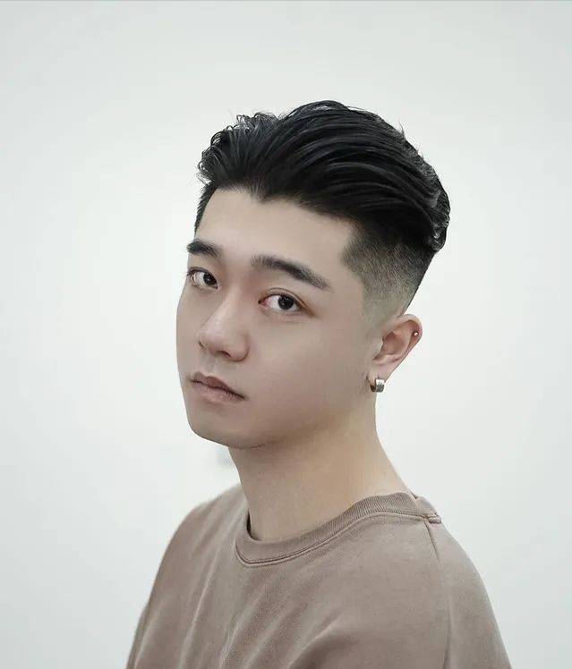 背头发型了,把两边的头发全部铲光,然后再把顶区的头发全部往后面梳
