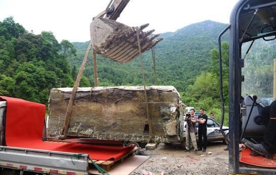 红棺出土,吓坏众人