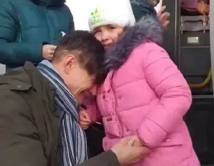 一名父亲和女儿,父亲即将上战场,女儿被送到安全区,两人久久不愿分开