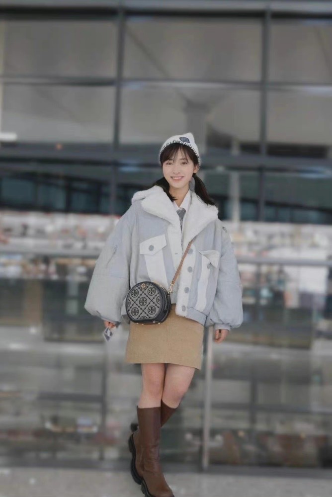 沈月机场穿搭解析穿格子裙变身日系少女适合自己的风格就是美