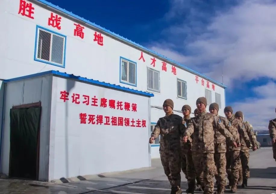 21式作训服高原驻训分队西部战区空军地导某旅少尉排长▼整理内务▼
