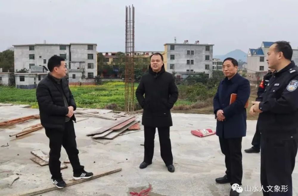 余智斌一行实地察看了乡派出所在建新址施工现场,通过