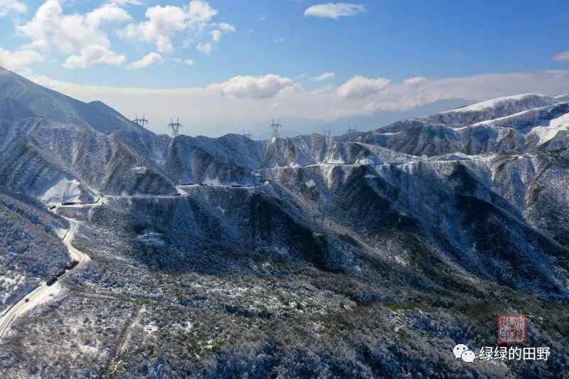 荥经泥巴山观残存的雪