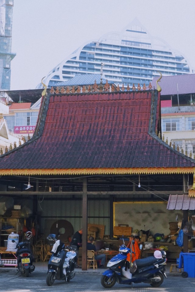 在曼斗佛寺前是一副曼斗村民的烟火画卷,冬日的村寨口上,人们售卖着当