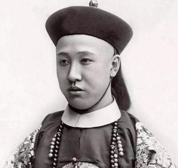 醇亲王载沣李连英带着这些人走到了里间,给这些老臣挑开了门帘.