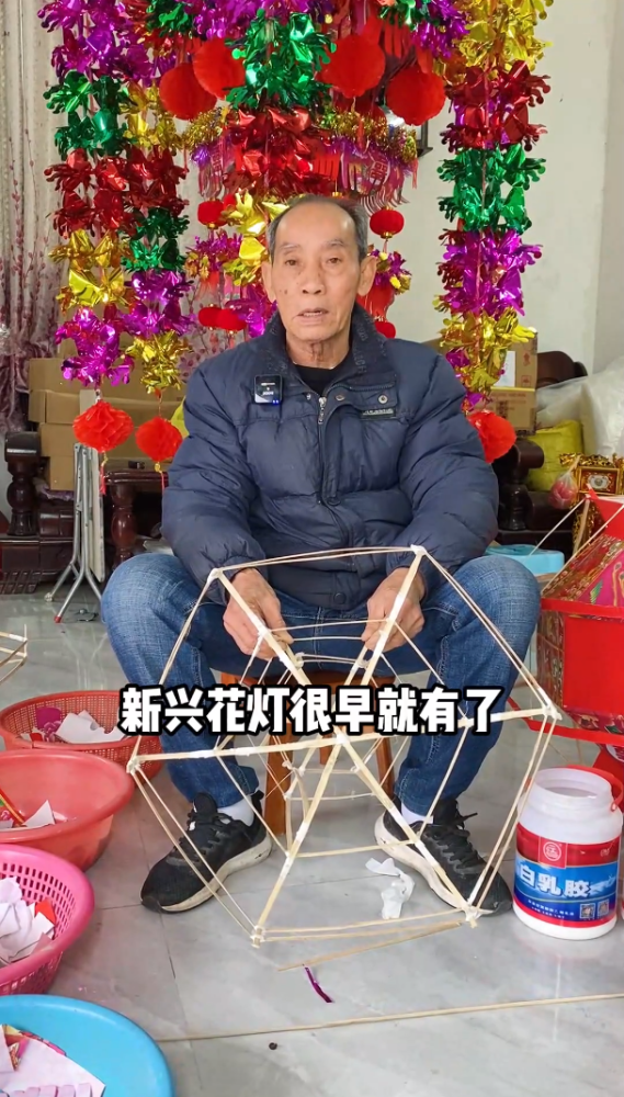 村里礼堂挂满各家各户送来的各式花灯,有"新人灯","新屋灯","白花灯"