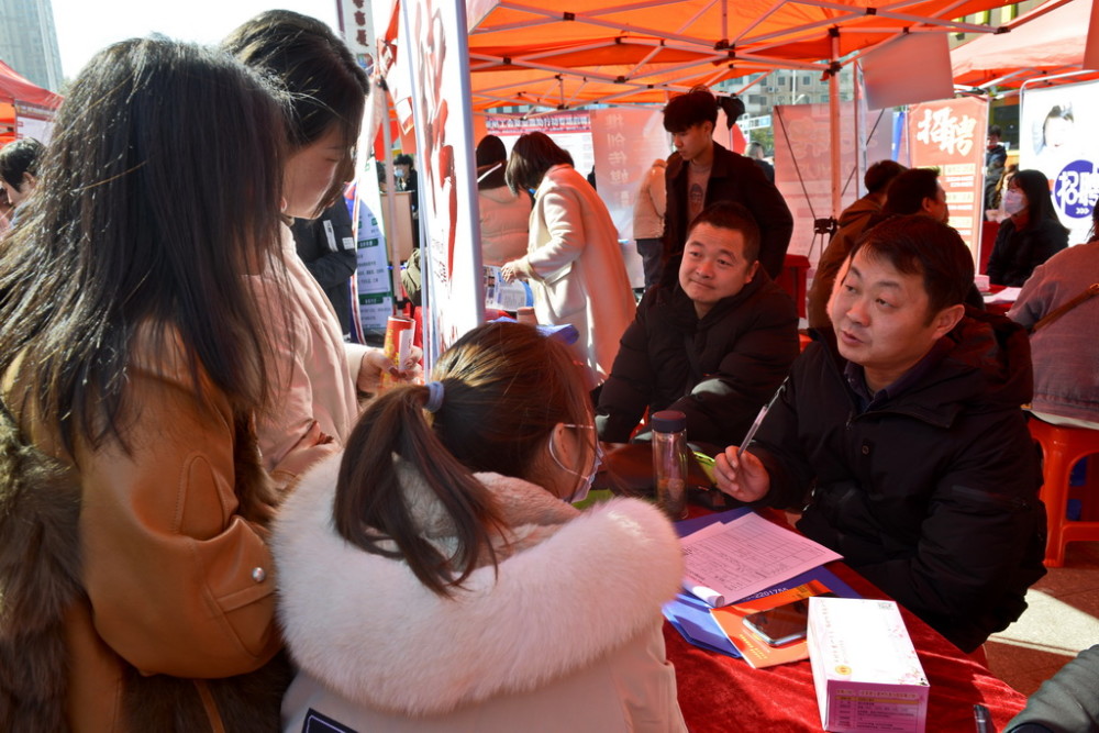 安徽阜阳工会送岗位就业援助行动专场招聘会