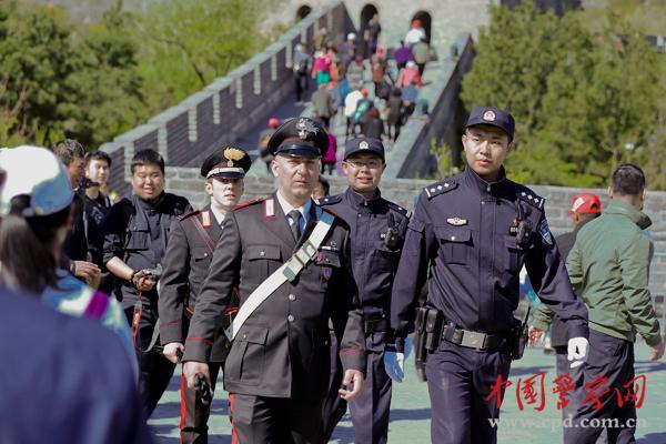 4名意大利警察在长城巡逻 不携带武器(高清组图)