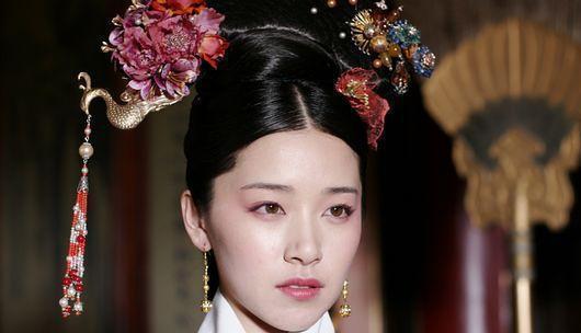 入宫为常在,乾隆四十年晋为明贵人,乾隆五十九年才象征性地封为芳嫔