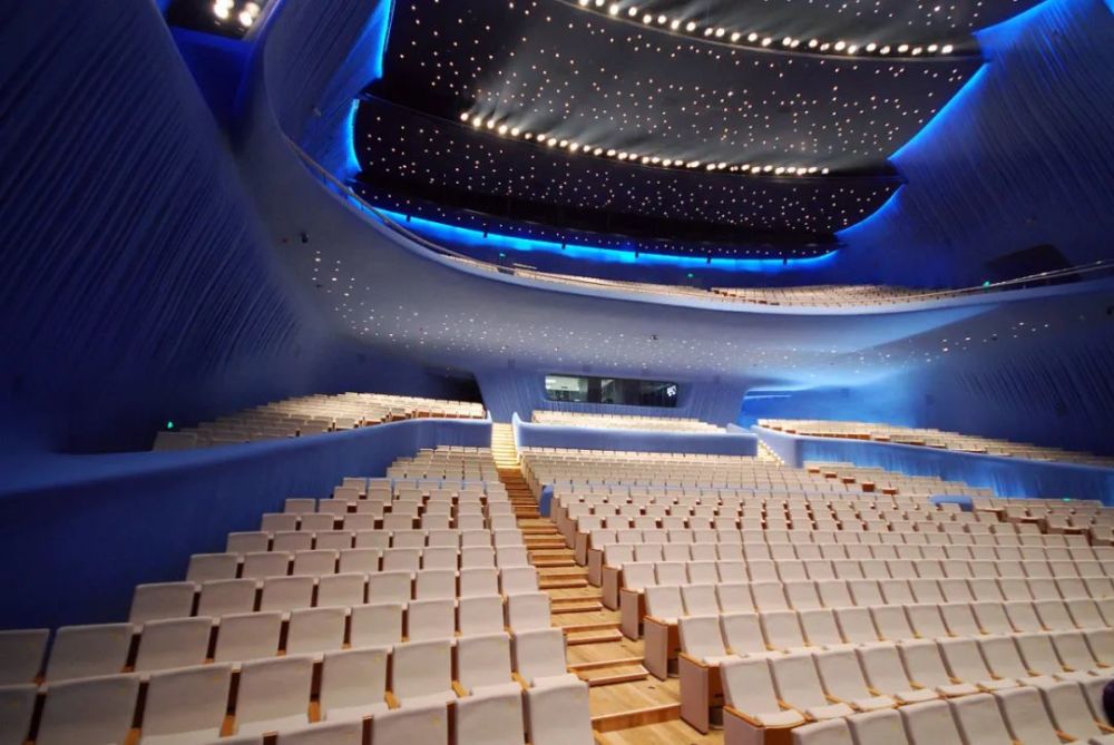 1550 座位的歌剧院和一座 550 座位的多功能剧院,并与一座 350 座位