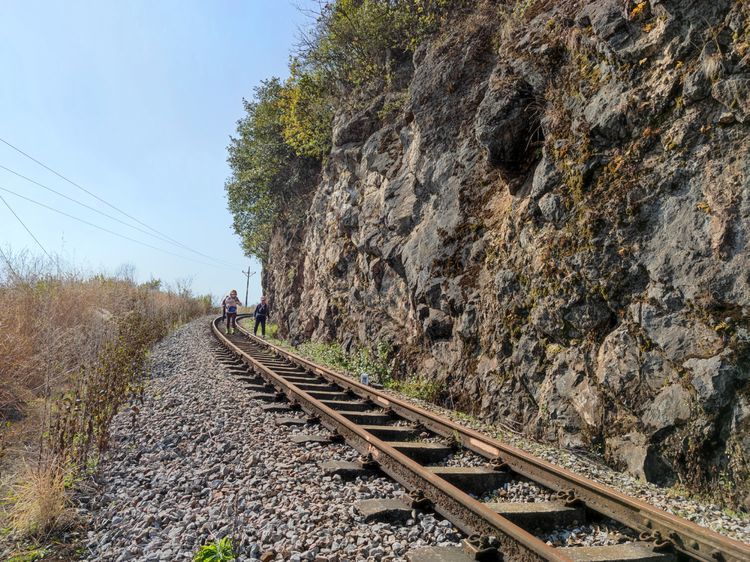 徒步百年滇越铁路之三大营村站到可保村站看阳宗海边的风景