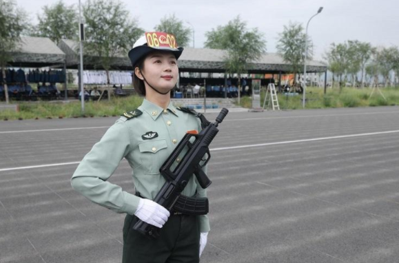 各国女兵阅兵式俄罗斯姑娘英姿飒爽有一点却不如中国女兵