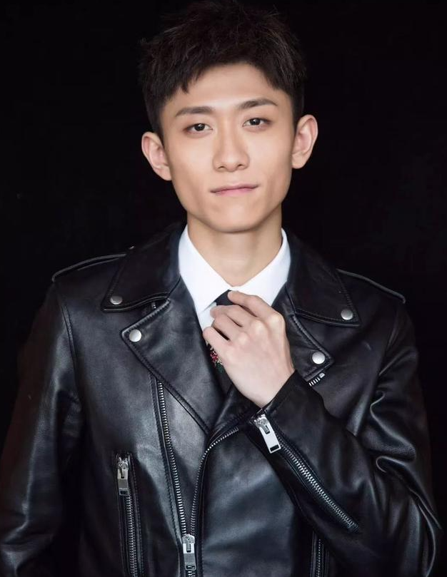 张一山隐瞒二十多年的父亲原来是他难怪一直也不公开