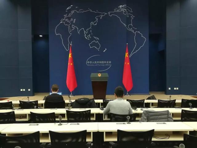 外交部记者会上出现罕见交锋汪文斌以一敌众现场一幕很精彩