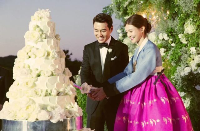 男团"神话"队长eric(文晸赫)承认与比自己小12岁的后辈演员罗惠美恋爱