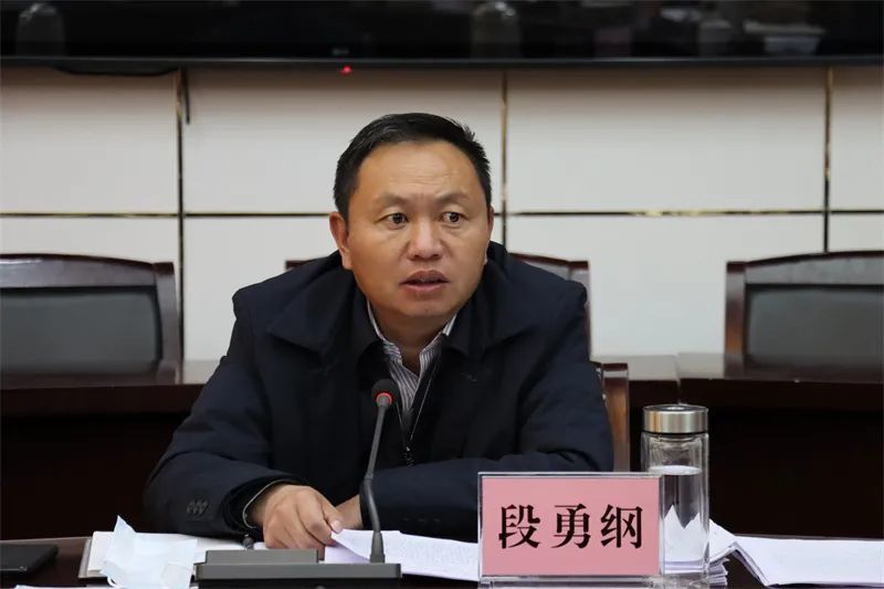 盐源新闻段勇纲主持召开十五届盐源县人民政府党组会议暨第四次常务