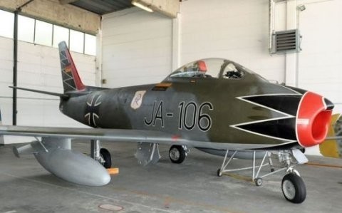 f-86是北美公司二战后的第一代喷气式战斗机,朝鲜战争期间康纳戴尔
